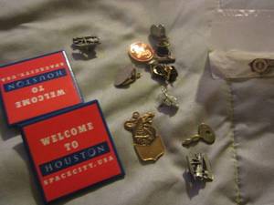 lot 550 image: Shirt pins, dragon, light house, smithsonian , welcome to Houston and more