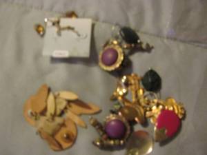 lot 492 image: lot of various earrings