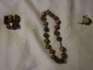 lot 472 image: wooden womens bracelet with 1 matching earring