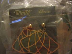 lot 423 image: Triafri green earrings