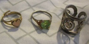 lot 636 image: fasion rings x 3