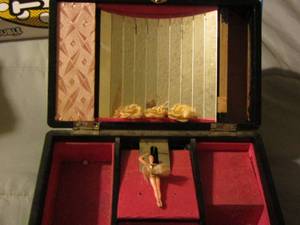 lot 500 image: Black music jewelry box