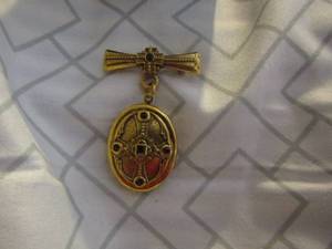 lot 638 image: gold shirt pin