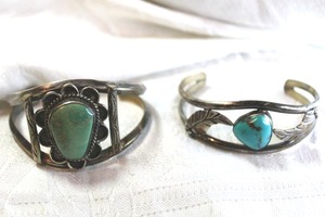 lot 22 image: (2) Turquoise cuff bracelets. Both unmarked.