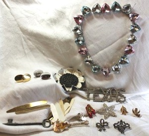 lot 25 image: Selection of cufflinks and brass collar stays. Includes vintage skeleton key. Plus, Selection of brooches, pins. Includes (2) vintage Victorian pins with C-backs, Texas rhinestone pin, Hard Rock Caf pin and vintage foil paste heart choker