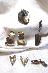 lot 33 image: Sterling silver jewelry Sterling Silver selection. Includes large holloware clip earrings, collar points, garden trowel pin and shoe charm. All marked 925. Includes single heavy clip earring Marked 900