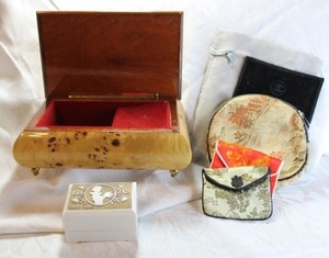 lot 46 image: Jewelry Vintage Reuge Swiss Musical movement footed jewelry box. Plays Arthurs Theme. Made in Italy. Includes a selection of jewelry keepers and vintage ring box 6.5 x 4.5