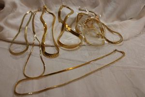 lot 59 image: (9) Gold-plated Herringbone style chains