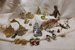 lot 68 image: Holiday and Christmas theme jewelry