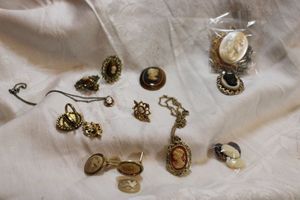 lot 73 image: Cameo jewelry selection