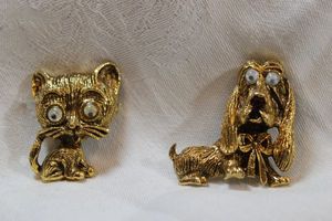 lot 76 image: Vintage googly eye Cat & Dog pins