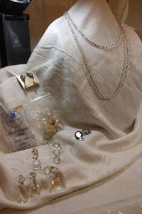 lot 77 image: Swarovski and other crystal jewelry and loose crystals