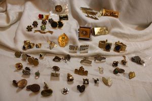 lot 80 image: Cufflink, tie pin and collar bar selection plus