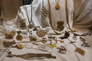 lot 81 image: Mid Century iconic style jewelry selection