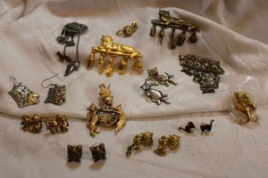lot 82 image: Feline and cat them jewelry. Includes pins and earrings