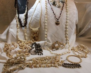 lot 84 image: Shell and organic material jewelry