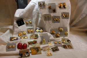 lot 85 image: (25) Carded earring sets