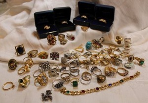 lot 89 image: Large selection of fashion rings. Generous quantity.