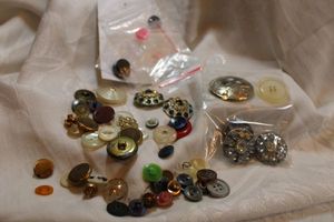 lot 90 image: Vintage button selection