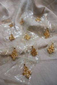 lot 96 image: (10) Gold nugget style pendants. 1.5L