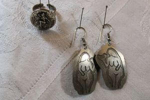 lot 109 image: Artisan crafted body-positive female form earrings and adjustable ring