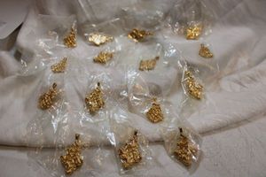 lot 117 image: (15) Gold nugget style pendants. 1.5L