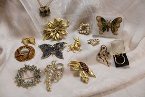 lot 120 image: Brooch  pin selection. Varying styles and conditions.