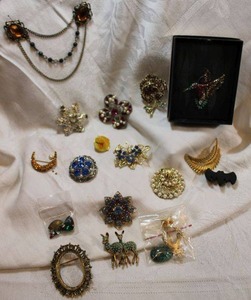 lot 121 image: Brooch  pin selection. Varying styles and conditions.