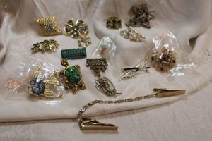 lot 122 image: Brooch  pin selection. Varying styles and conditions.