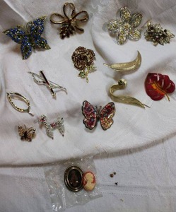 lot 123 image: Brooch  pin selection. Varying styles and conditions.
