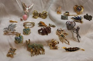 lot 124 image: Brooch  pin selection. Varying styles and conditions.
