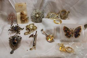 lot 125 image: Brooch  pin selection. Varying styles and conditions.