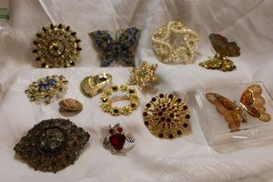 lot 126 image: Brooch  pin selection. Varying styles and conditions.