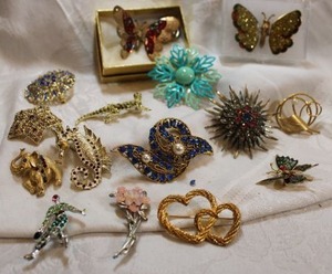lot 127 image: Brooch  pin selection. Varying styles and conditions.