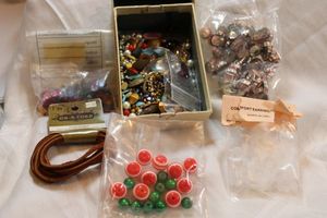 lot 128 image: Loose fashion jewelry stones and findings
