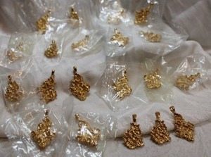 lot 131 image: (15) Gold nugget style pendants. 1.5L