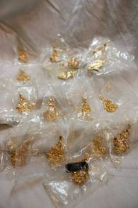 lot 139 image: (17) Gold nugget style pendants. 1.5L