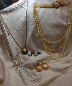 lot 141 image: (3) Jewelry sets