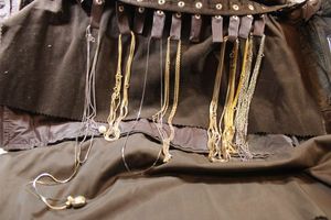 lot 143 image: Chain keeper with 20 assorted chains
