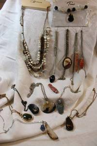 lot 154 image: Gemstone jewelry selection