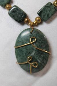 lot 155 image: Connemara green marble necklace