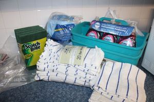 lot 228 image: Kitchen cleaning supplies