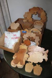 lot 181 image: Wood crafts - includes heart wreaths
