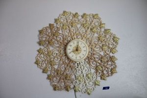 lot 186 image: Vintage plastic Spartus wall clock