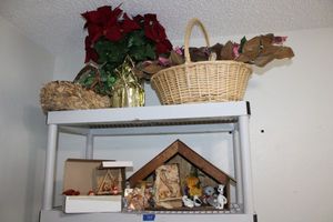 lot 189 image: Home dcor Poinsettia, baskets, wooden manger and small wooden figurines