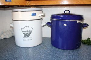 lot 210 image: 2 Large stock pots and 1 steamer