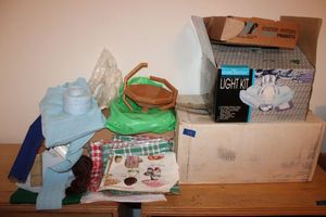 lot 318 image: Crafts and sewing supplies