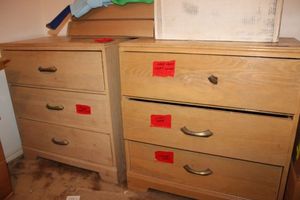 lot 320 image: Vintage 3 drawer dressers as shown
