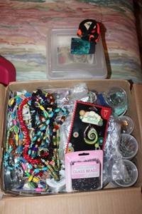 lot 338 image: Jewelry making and beads - 1 box