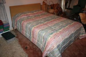 lot 337 image: Queen or Full size bed